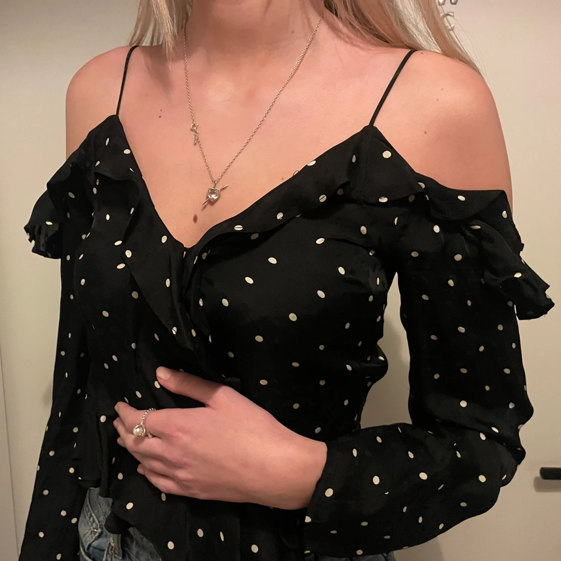 Svart prickig offshoulder topp - 91