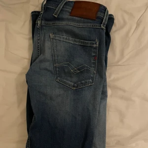  jeans från Replay - Snygga blå jeans från replay. Ganska använda men väldigt bra skick!!