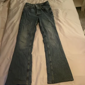 Blå bootcut jeans.  - Snygga blå bootcut jeans med klassisk femficksdesign och hög midja. Passar bra till sneakers eller boots. Med ett litet stygn i från gammalt hål!