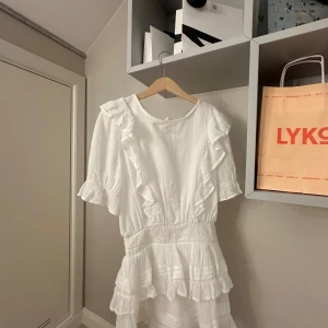 Jättefin vit klänning!🥰 - Jättebra skick, använd en gång! ❣️ skriv för bilder med klänningen på!❣️