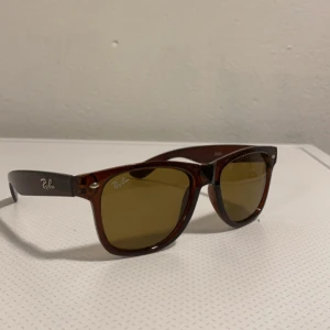  solglasögon Ray-Ban - Hej! Säljer mina Ray-Ban boyfriend solglasögon då jag köpte dom och aldrig använde så dom är helt nya. Pris kan diskuteras vid snabb affär 