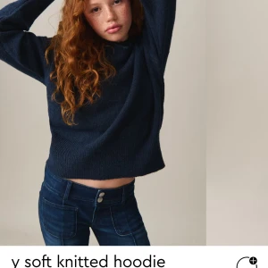 Mörkblå stickad hoodie - Säljer en supermjuk mörkblå stickad hoodie. Perfekt för kyliga dagar med sin avslappnade passform och bekväma huva. Den har långa ärmar och en klassisk design som funkar till det mesta. Ett måste i garderoben för en stilren look.