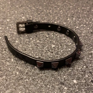 Valentino Armband - Säljer ett valentino armband okej skick, saknar dock en nit undertil som inte syns när man har på sig armbandet.