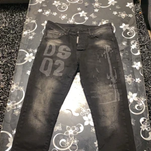 Dsquared 2 Jeans - Svarta dsq2 jeans som är väldigt sköna att använda och har storleken 46 (alltså S/M), jeansen har inga märken på sig som man kan se och ser väldigt fräscha ut! (Pris kan diskuteras vid snabb affär)