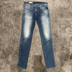 Replay Anbass hyperflex - Ett par jeans ifrån Replay i modell Anbass. Skick 7/10. Storlek 30/34. Nypris 1899kr, mitt pris 449kr! Skriv vid minsta fundering😄