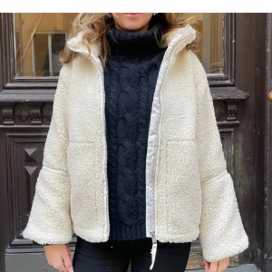 Vit teddyjacka med dragkedja - Mysig vit teddyjacka med dragkedja och hög krage. Mycket bra skick!🥰