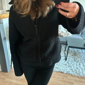 Pilejacka från H&M - Jättefin slutsåld jacka från H&M. Den har ett litet hål i ena fickan som man kan se på bild 4 men verkligen ingenting man tänker på. Den är köpt på Vinted och bilderna är ifrån hon jag köpte den av 