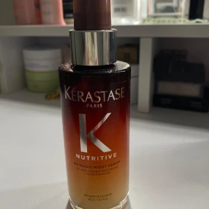 Kérastase Nutritive 8H Magic Night Serum - Den TikTok virala Kérastase Nutritive 8H Magic Night Serum är ett nattserum för håret med växtbaserade proteiner och niacinamid. Perfekt för att ge näring och återfuktning över natten. Använts 1 gång
