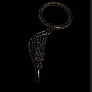 Nyckelring med silvervinge - Elegant nyckelring med en detaljrik silverfärgad vinge med diamanter.💎Använd gärna ”köp nu”!🪽✉️