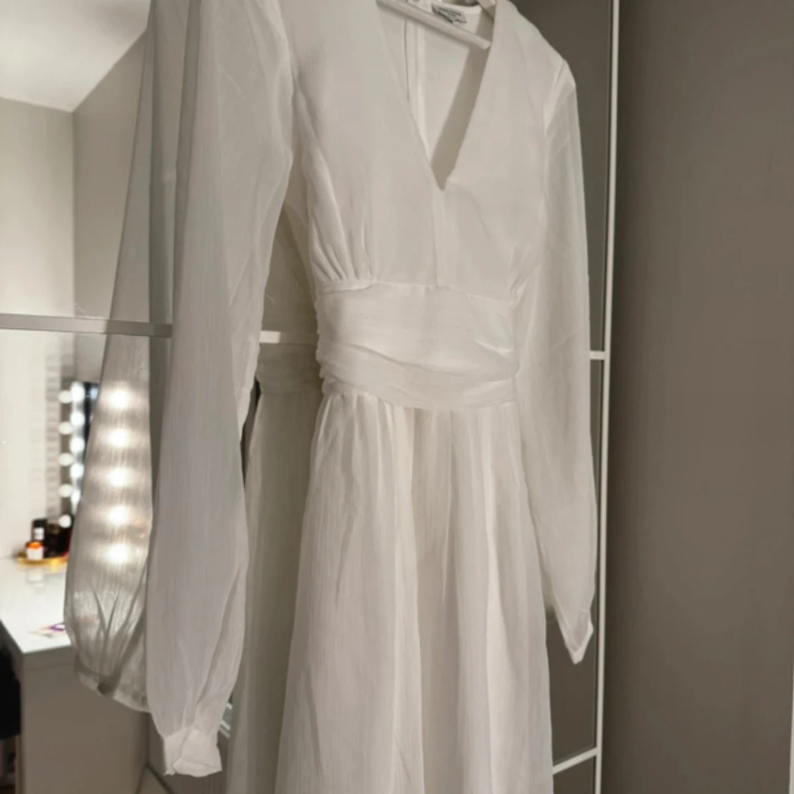 Vit klänning med knytband (studentklänning) - 92