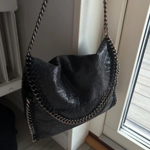Väska med kedja - Fin stella mccartney liknande väska i fint skick!