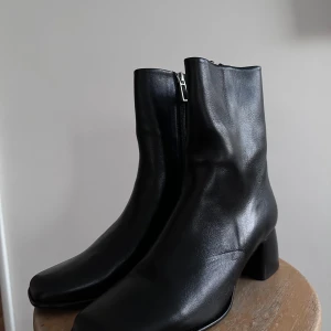 Svarta boots från Filippa K Eileen - Snygga oanvända svarta boots i skinn från Filippa K med dragkedja på sidan och en bekväm klack. Perfekta för både vardag och fest. Dustbag och original kartong medföljer.                                                                                                     Original price: 4700kr  Read more about the shoes here: https://www.filippa-k.com/se/sv/eileen-leather-boots/28956-1433-39.html
