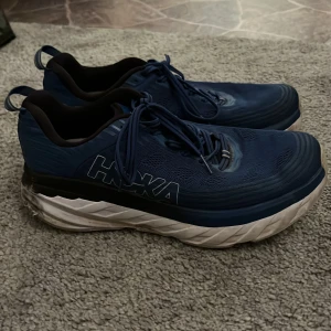 Blå Hoka löparskor - Säljer ett par blå Hoka löparskor Perfekta för löpning och träning. Hör av dig vid frågor o funderingar, Box tillkommer ej!👀