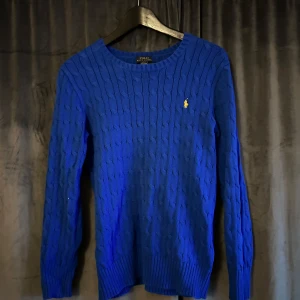Ralph lauren knitted sweater blå  - Fin tröja från Ralf Lauren som är i gott skick. Tröjan är i storlek L, 14-16 år men passar även som M. Kontakta gärna vid frågor☺️