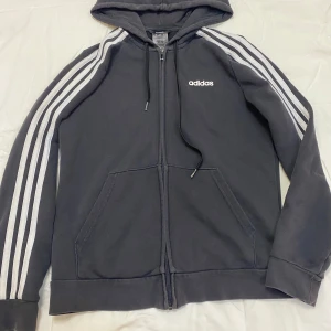 Tröja- Adidas - En super skön tröja med dragkedja från Adidas. Storlek M💗