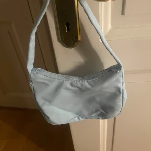 Blå väska från gina - Fin ljusblå väska från Gina tricot, nästan aldrig använd så fint skick 
