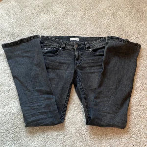 Gråa jeans från Gina Tricot  - Skit snygga lowrise bootcut jeans från Gina tricot som jag säljer då de tyvärr har blivit för stora för mej 🩷inga defekter förutom ett pytte litet hål längst nere som visas i en av bilderna ovan 🩷