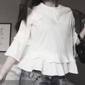 Vit blus med volangdetaljer - Snygg vit blus med volangdetaljer och trekvartsärm. Perfekt för en stilren look pris kan diskuteras .