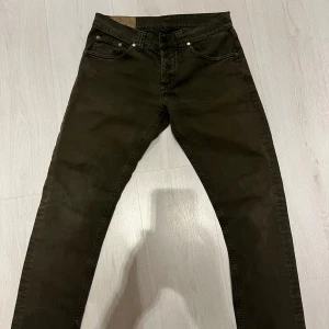 Mörk grå jeans från dondup  - Mörkgrå dondup jeans Byxorna har en klassisk femficksdesign och en smal passform. Står W33 men är rätt så små i storleken så mer som en W31 längd: 98cm midja: 38cm 