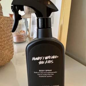 Honey I Washed the Kids Body Spray - Body spray med doft av söta honungskarameller och en syrlig twist av brasiliansk apelsin. Flaskan är svart med en praktisk sprayfunktion, perfekt för att fräscha upp när som helst. Ungefär 160ml kvar 