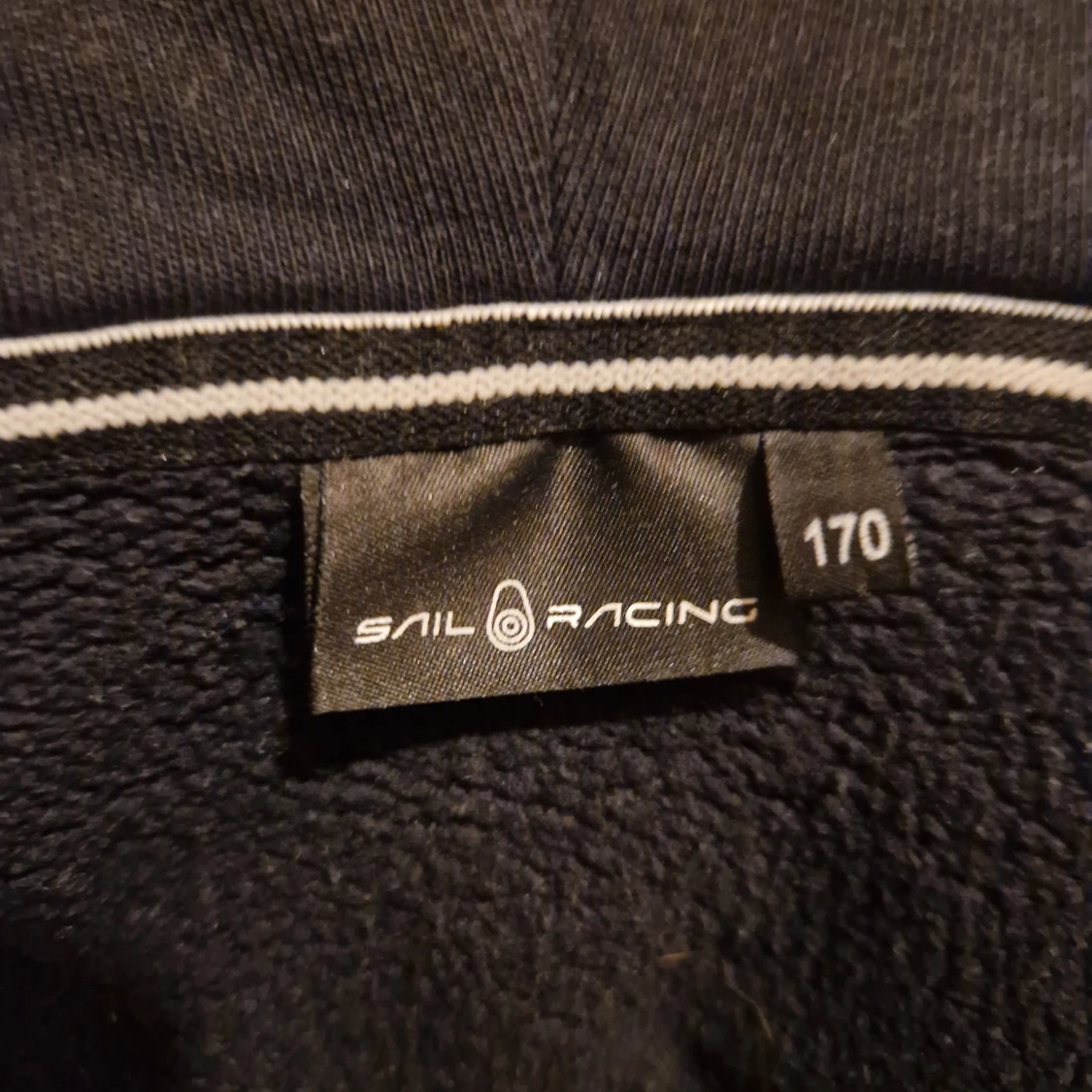 Svart hoodie från Sail Racing - 91