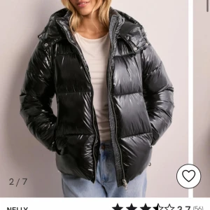 Svart pufferjacka från Nelly - Snygg svart pufferjacka från Nelly. Säljer pga att jag inte gick användning av den. Använd runt 3-5 gånger men den ser helt ny ut. Tvivla inte på att skriva till mig om ni har frågor! 🩷
