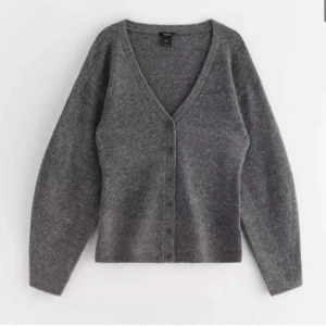 Grå kofta från Lindex - Säljer eftersom att den inte kommer till användning, skriv för fler bilder eller frågor💕