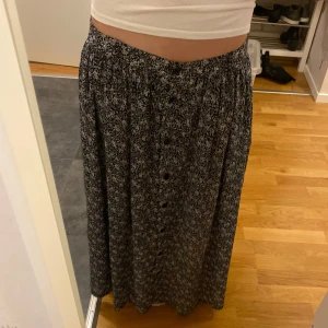 Långkjol - Säljer min jättefina långkjol då den inte kommer till användning❤️Den är från Ebba Jensen i storlek M, passar mig som vanligtvis har XS/S💖Skriv gärna om du har frågor eller vill ha fler bilder💕