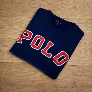 Ralph Lauren T-shirt  - Tja! Säljer nu en skön raffe Tisha. Storlek S. Använd men inga defekter. Hör av dig vid frågor eller liknande✌️