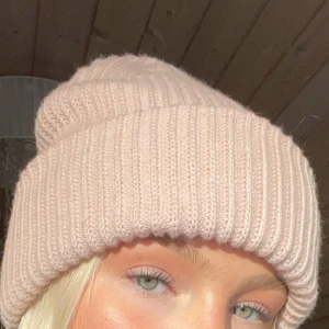 Rosa mössa  - Endast använd ett fåtal gånger, skön och varm mössa ☺️ 