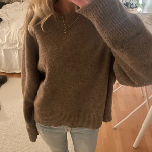 Brun stickad tröja - Mysig brun stickad tröja med långa ärmar 💕