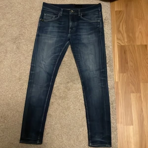 Tiger of Sweden jeans (pris jan diskuteras) - Snygga mörkblå jeans i slim fit med klassisk femficksdesign. Storlek w34 l30 men sitter mer som 31-32 i bredden. Kom med prisförslag. Kostar nya 1800kr. Tillverkade i Italien, dessa jeans har en stilren look med diskreta sömmar och knappgylf. Perfekta för en stilren vardagslook. Priset är inte hugget i sten. Bara använda en gång.