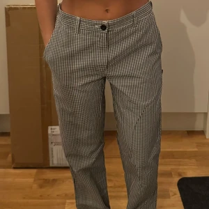 Rutiga byxor  - Rutiga byxor inköpta på secondhand för några år sedan.   Jättefin bevarad byxa, jag har själv använt den ett fåtal gånger. Jättesköna och sitter smickrande.   Okänt märke, står inte i byxan. Okänd storlek.  Jag är en S för referens. Bär storlek 36 normalt.