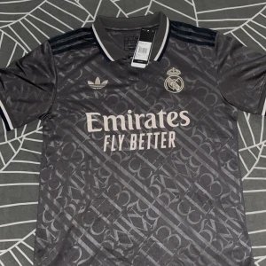 Real Madrid tröja - Säljer den efterfrågade Real Madrids 24/25 tredjeställ, som är speillans nu och passar perfekt för sommaren. (Storlek S) . Priset kan diskuteras, skriv vid minsta funderingar!