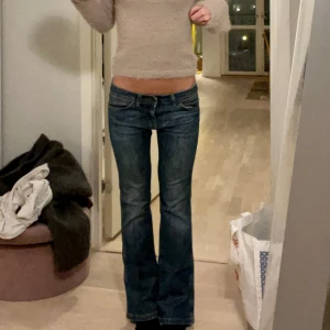 Lågmidjade bootcut jeans  - Lågmidjade bootcut jeans från Wrangler. Midjemått 37cm, innerbenslängd 77 cm. Köp via köp nu❤️