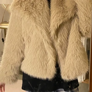 Päls jacka - Päls jacka som säljs då den inte kommer till användning, köptes för 450. Det finns två knappar på insidan, kan mötas upp i centrala Sthlm eller Uppsala.