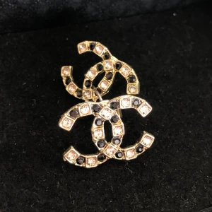 Guldiga örhängen med vit och svart kristall  - Köpt på vintage butik för många år sedan men dem är i fint vintage skick. Dem är guldfärgade med varannan vit och varannan svart kristall Sten.  Väldigt coola lite 80 90 tal modell Jag säljer även ett par vita liknande och har även annons med Caroline Svedbom drop örhängen samt Lily and Rose armband på min sida :) 