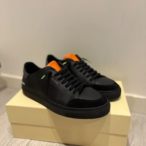 Axel Arigato 1,40MM - Svarta Arigatos, endast använda ett fåtal gånger.    Nypris (2550kr).                                                              Storlek 42.                                                                            