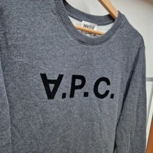 A.P.C. tröja - Riktigt snygg grå A.P.C. tröja från HIVER 87 kollektionen | Storlek M | Tveka inte på att kontakta mig vid funderingar! 😁 