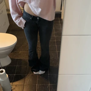 Lowwaist bootcut jeans  - Lowwaist bootcut jeans ifrån Zara, de är slitna nere vid föterna