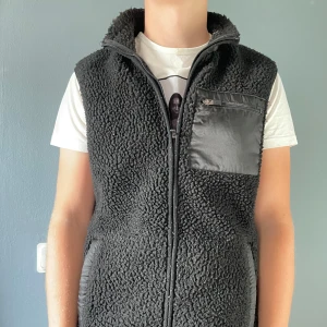 Fleece väst  - Fin väst i rätt bra skick 😍 Storlek: S  ———————————- Skriv så fixar jag bättre bilder! 