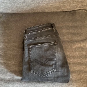 Replay jeans - Säljer dessa riktigt feta replay jeans, de år i storlek 32 och modellen heter Grover, de sitter slim/regular. Skriv vid frågor och funderingar och skicka gärna prisförslag