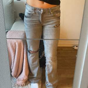 Säljer mina supersnygga ljusgråa jeans från Gina! Klippt hål själv! Som nyskick! 🩶🩶🩶🩶