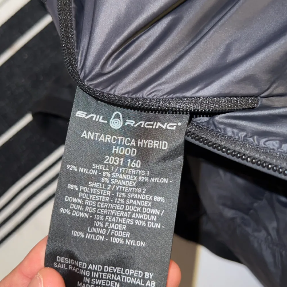 sail racing hybrid jacka Köpt för 1 år sen Har ett litet hål nere vid handen på jackan Storlek S. Takit.