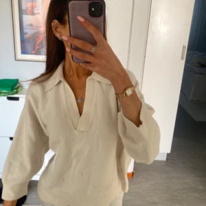 Stickad vit ttöja - Slutsåld på hm, jätte jätte fin o i bra skick , storlek S men passar XS-M beroende på hur man vill att den ska sitta 🌸🎀