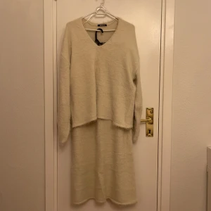 Sett tröja och maxi kjol  - Jätte fint sett i beige färg, stl m i tröjan och L i kjolen. Använt en gång 