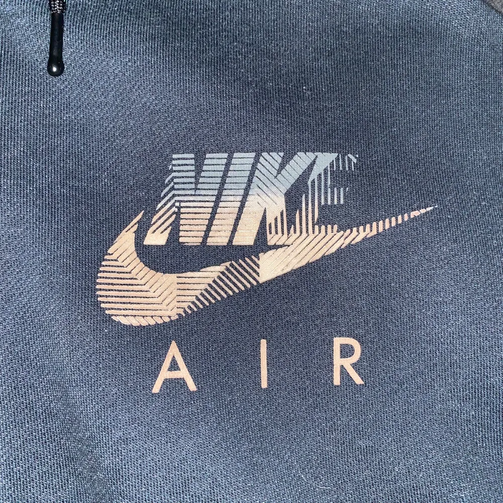 Säljer nu denna lite äldre Nike tröja som inte kommit till användning pga att den är för stor. Hoodies.