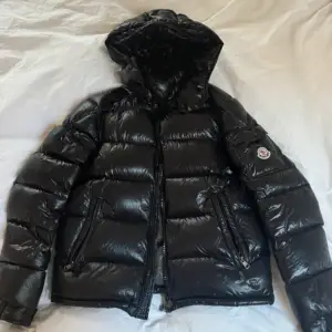 Hejsan, säljer min Moncler Maya Pufferjacka! Helt ny och fräsch i toppskick är den. Storlek M! Hör av er om ni är intresserad❤️