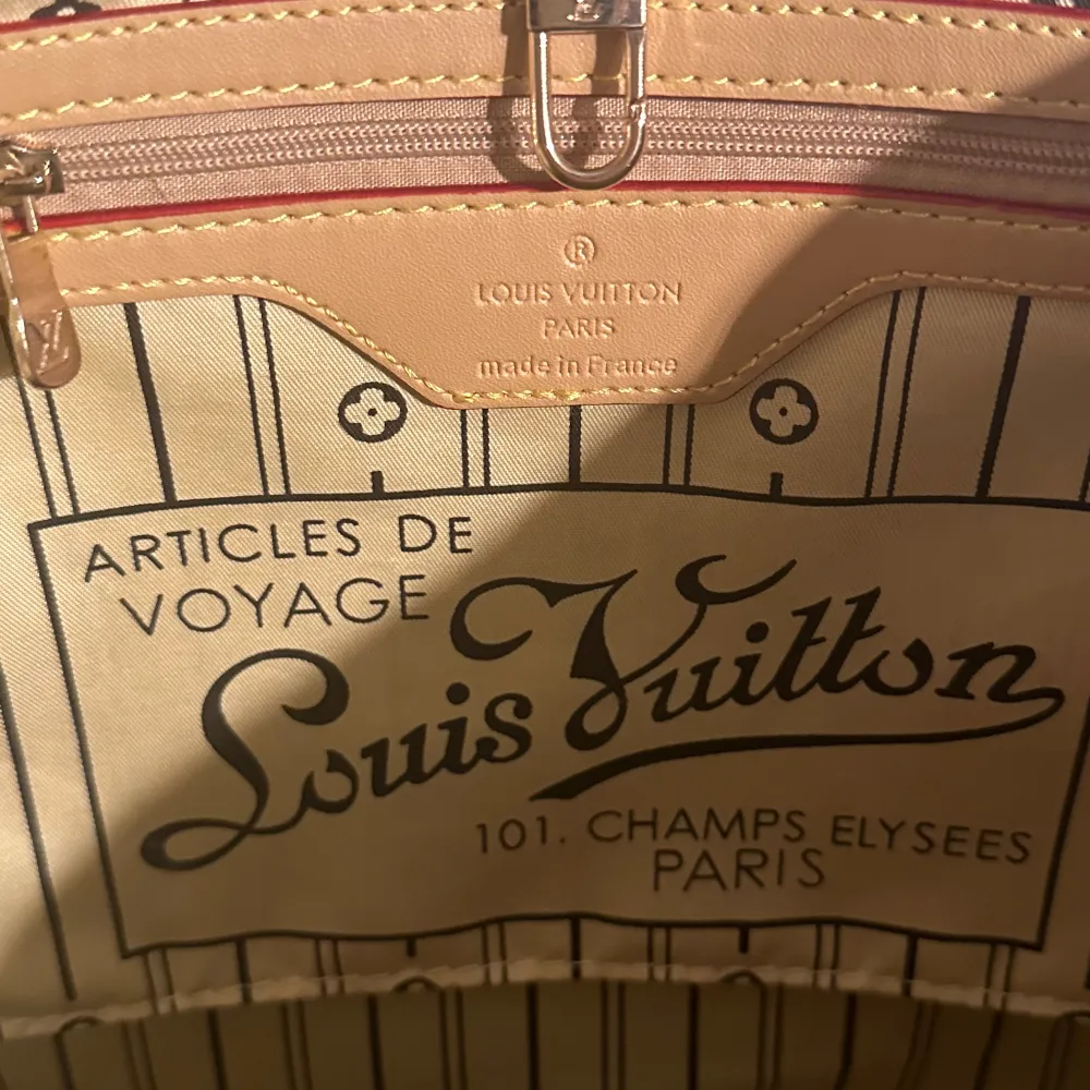 Neverfull MM monogram modellen i färgen beige. Kommer med dustbag. Rensar min garderob därför säljer jag arnas superfin och i mycket bra skick med inga defekter. Har inte kvitto då de va en present! 28 x 14 x 31 cm. Bara seriösa skriv.. Väskor.