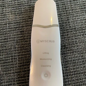 Ultrasonisk hudrengörare från MyScrub - Säljer en ultrasonisk hudrengörare från MyScrub. Den har funktioner för lyft, återfuktning och rengöring. Perfekt för att förbättra hudens elasticitet och minska orenheter. har ett integrerat, uppladdningsbart litiumbatteri och laddkabel följer med! 